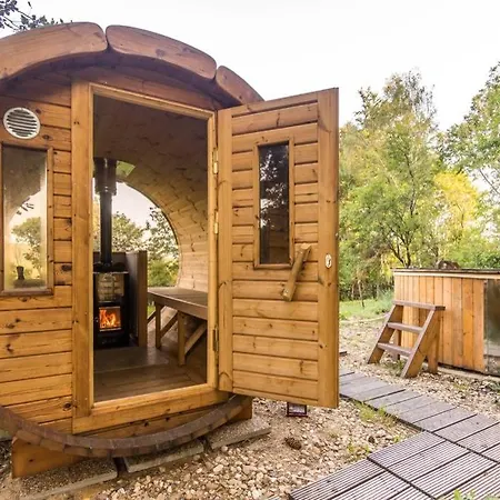 Enjoy Cozy Romance Hills Forest Gardens Views Sauna Whirlpool Bath Apartment